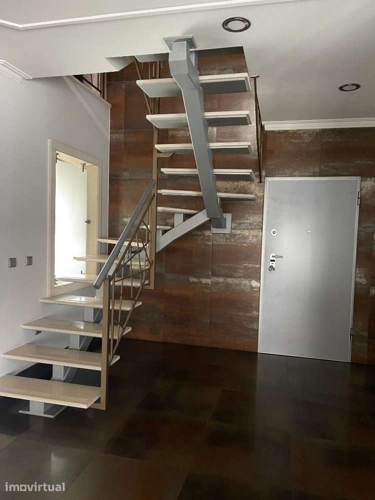 Apartamento T4 Duplex Moderno e Espaçoso – Almeirim - Grande imagem: 3/7