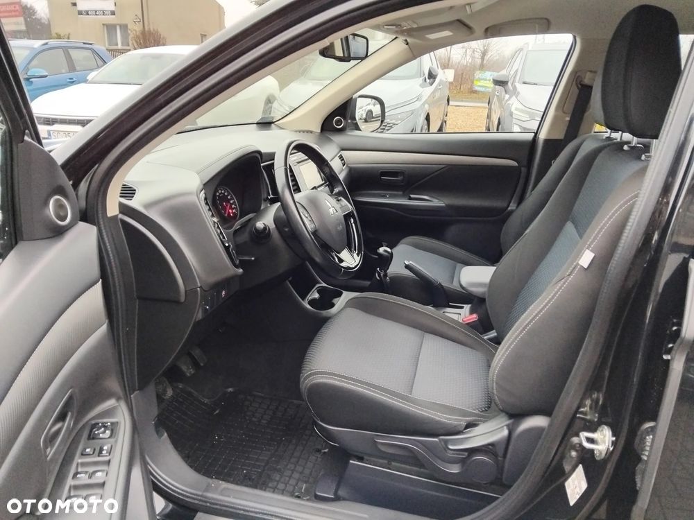 Mitsubishi Outlander 2.0 Invite + 2WD - 19