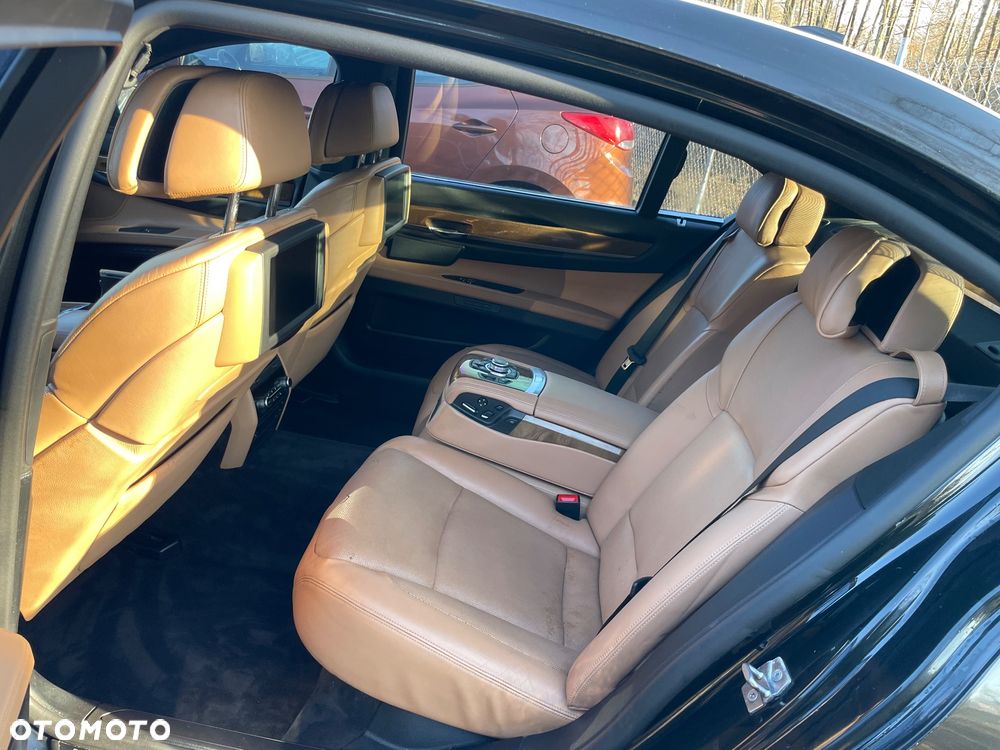 BMW Seria 7 750i L xDrive - 24