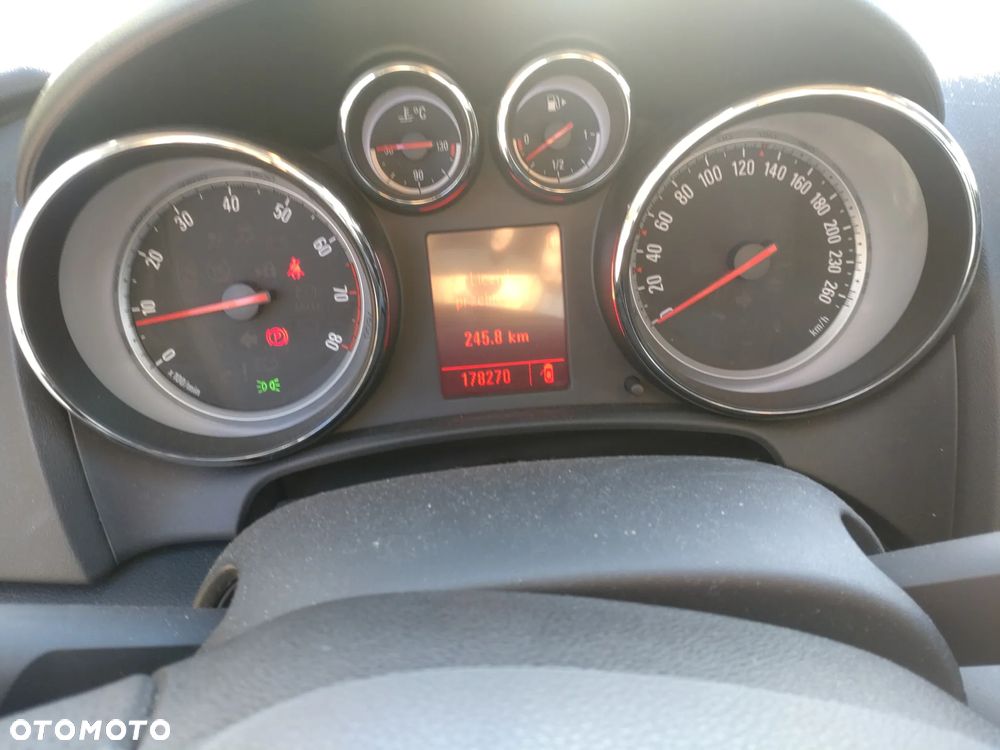 Opel Astra 1.6 Turbo Cosmo - 4