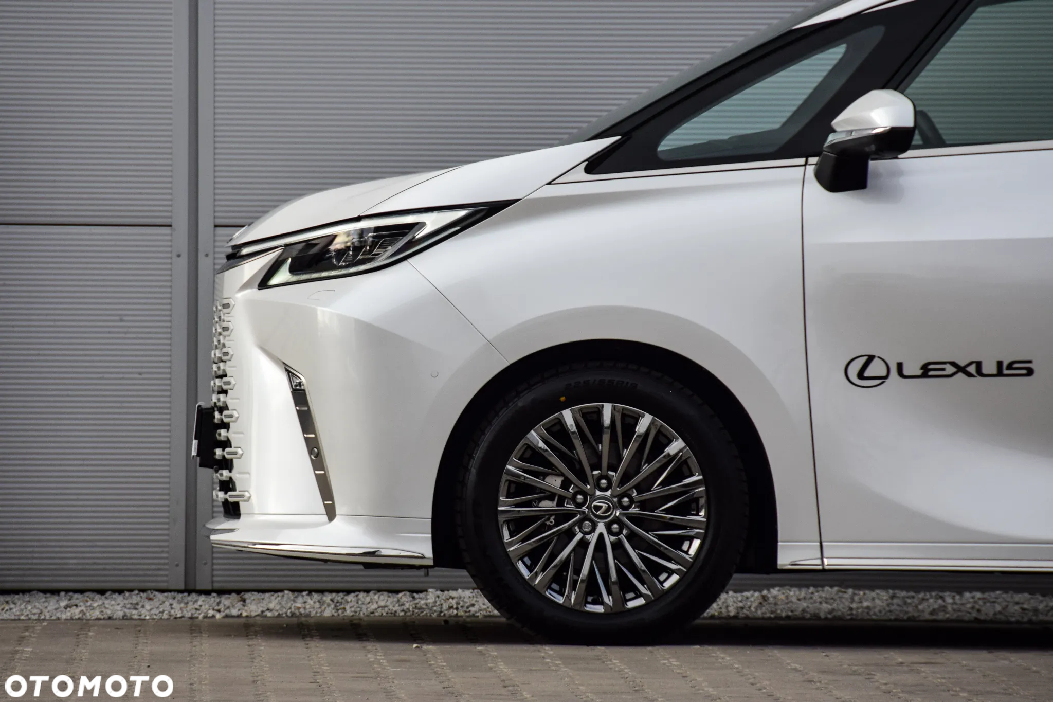 Lexus LM - 22