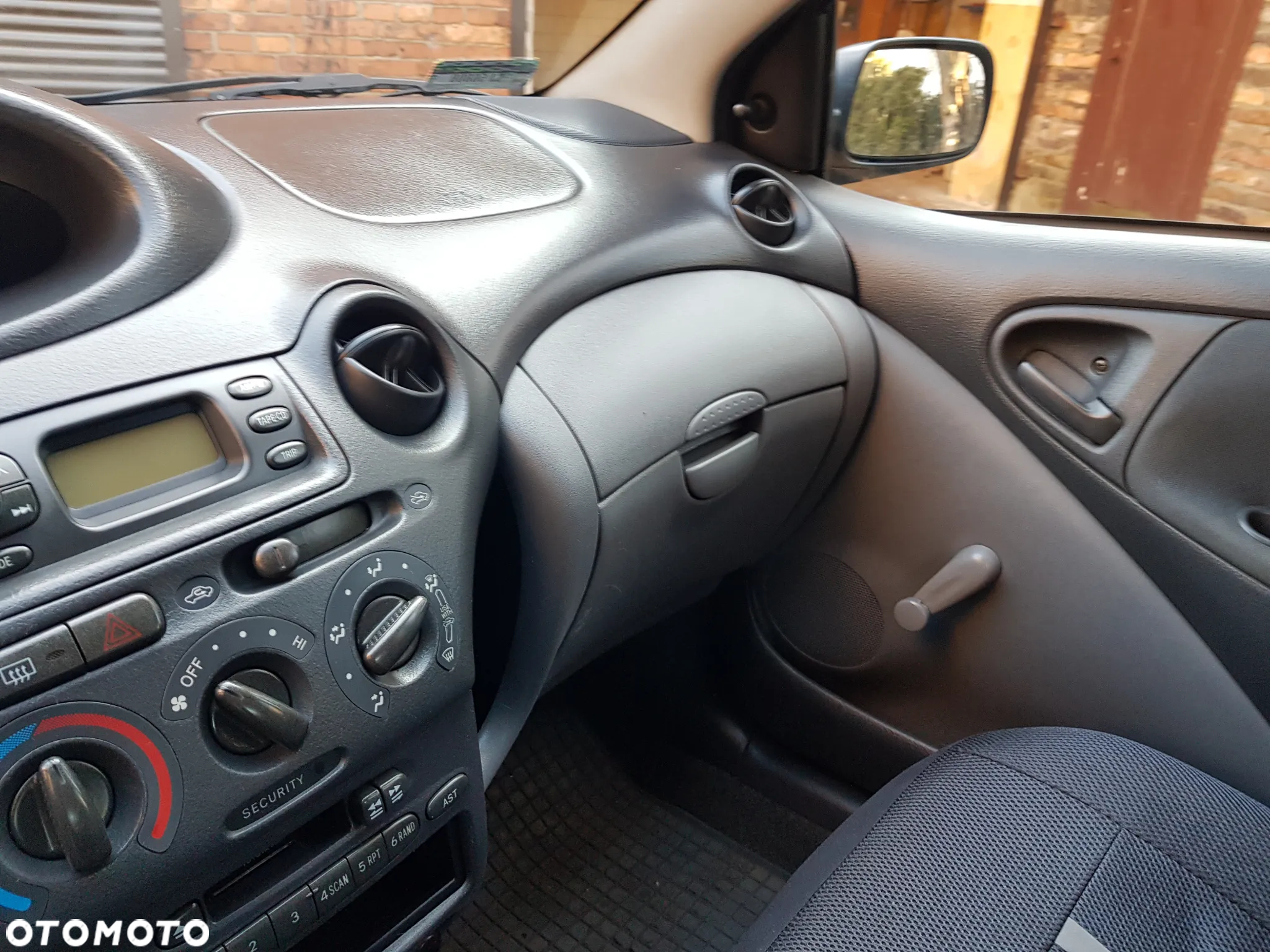 Toyota Yaris 1.0 Base - 10