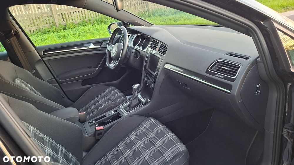 Volkswagen Golf - 24