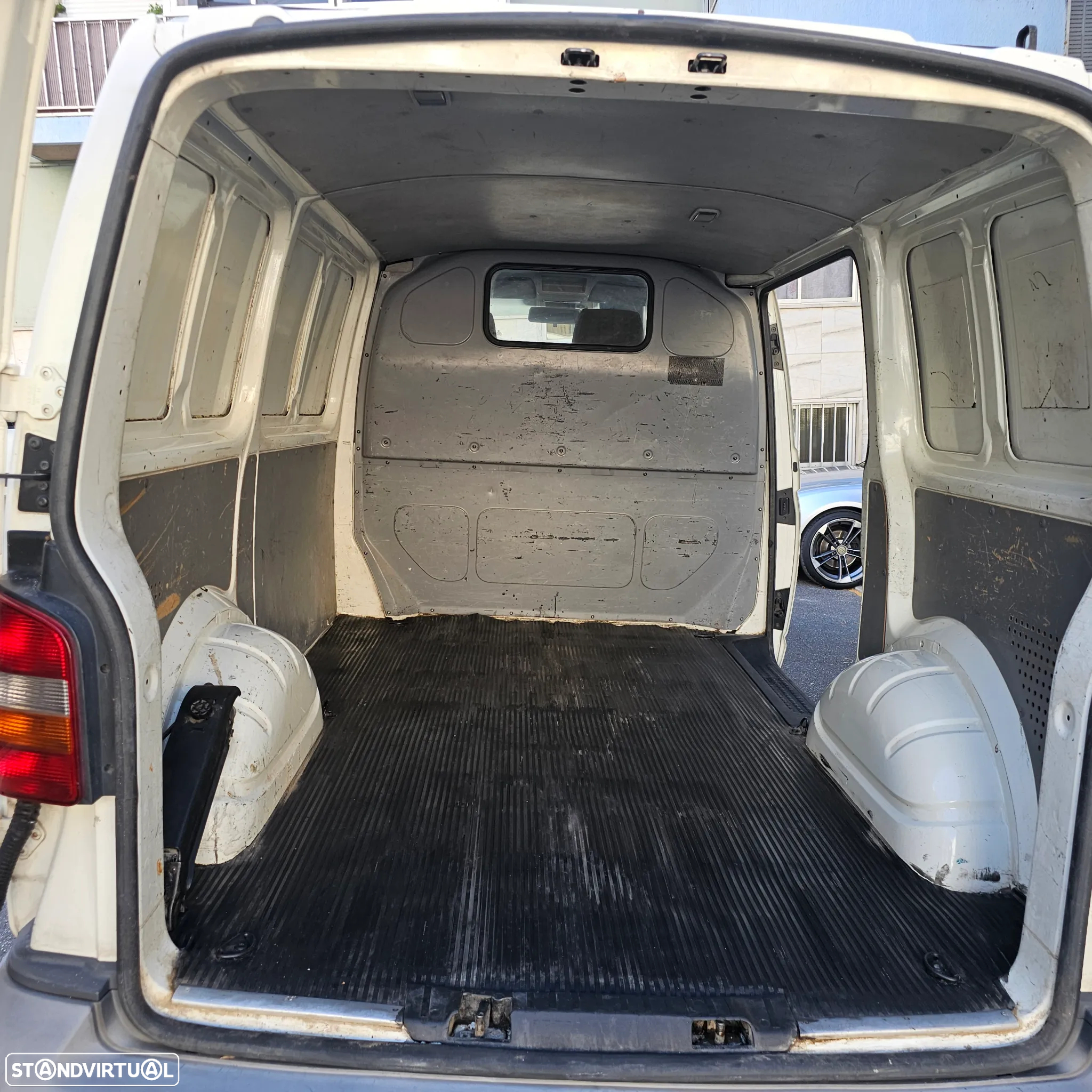 VW Transporter 2.5 TDI A/C - 18