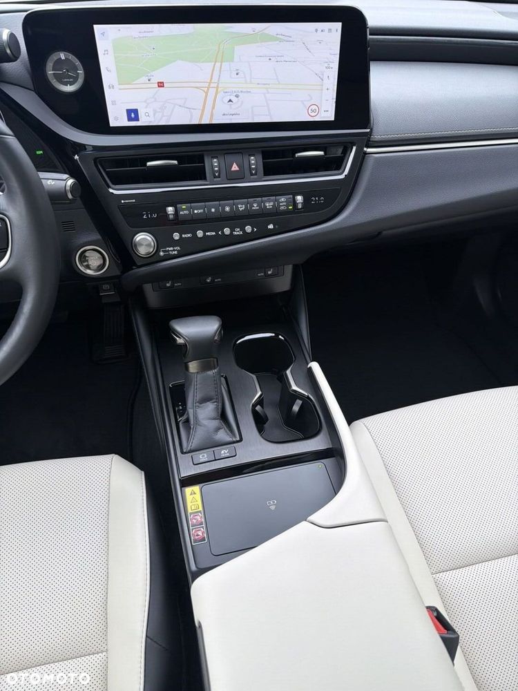 Lexus ES 300h F Sport Design - 16