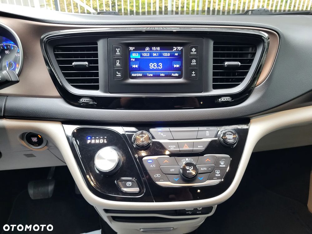 Chrysler Pacifica - 11