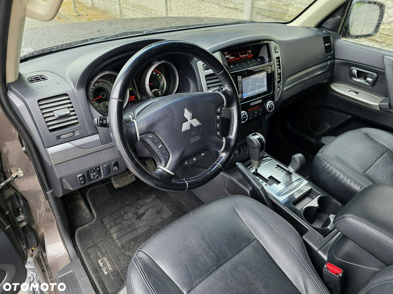 Mitsubishi Pajero - 12