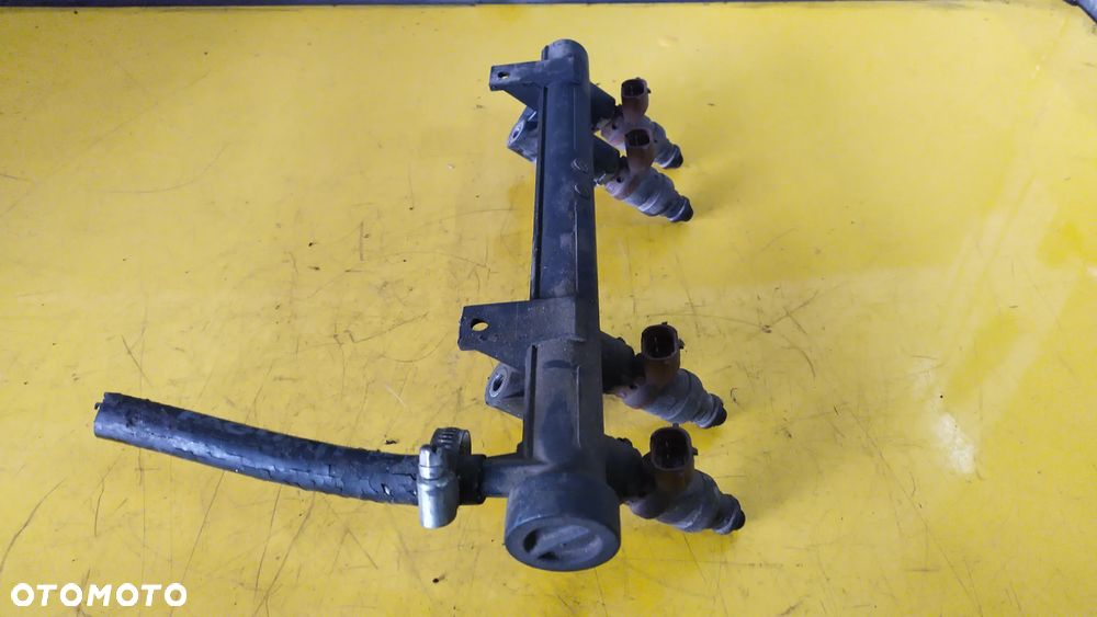 Skoda OE 047133319S listwa wtryskowa - 2