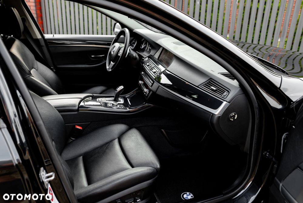 BMW Seria 5 528i xDrive Sport-Aut - 26