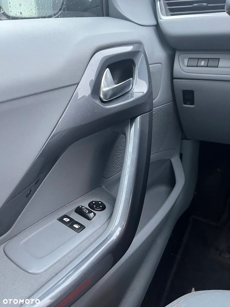 Peugeot 208 - 17