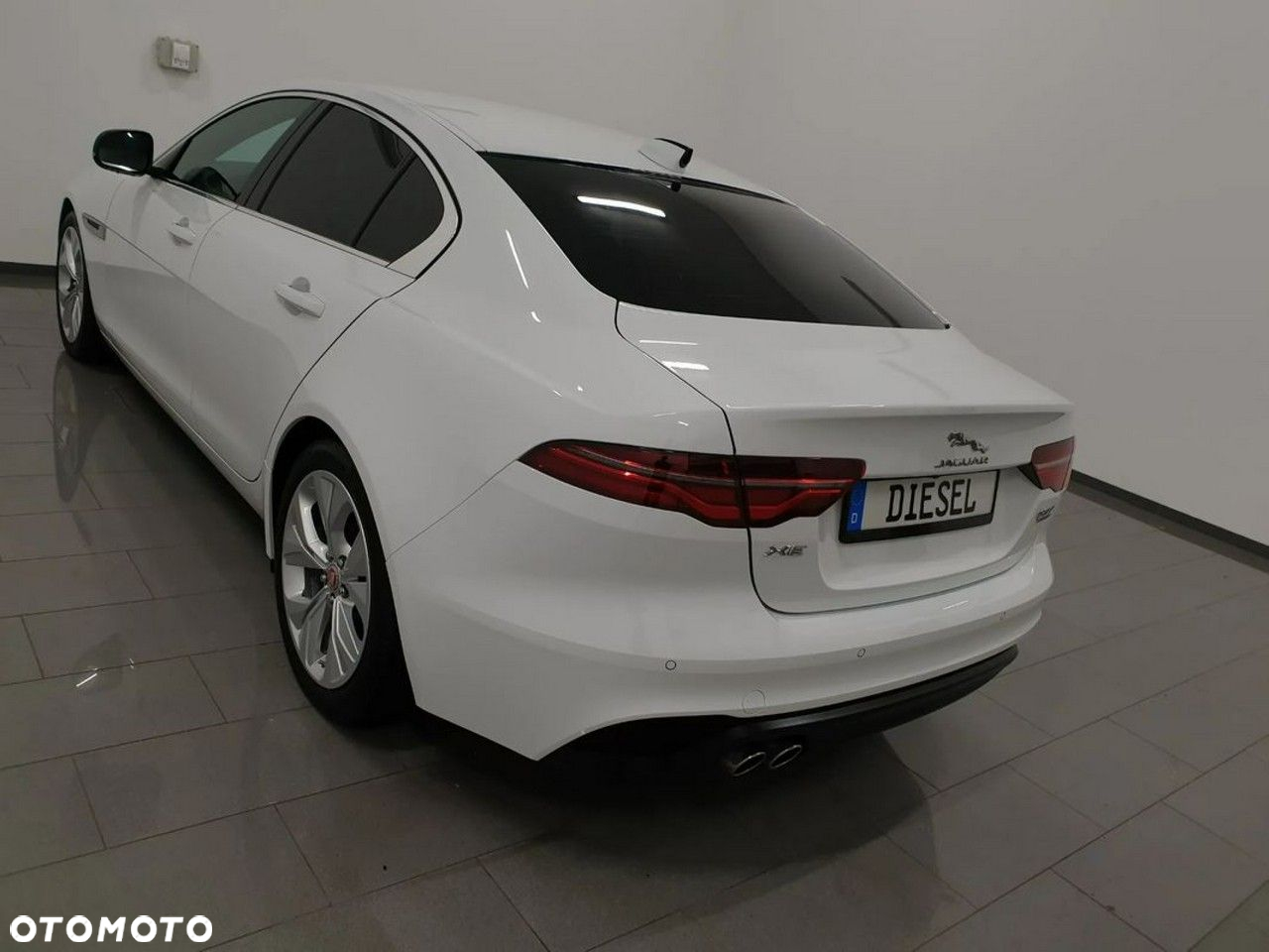 Jaguar XE 2.0 D180 SE - 10