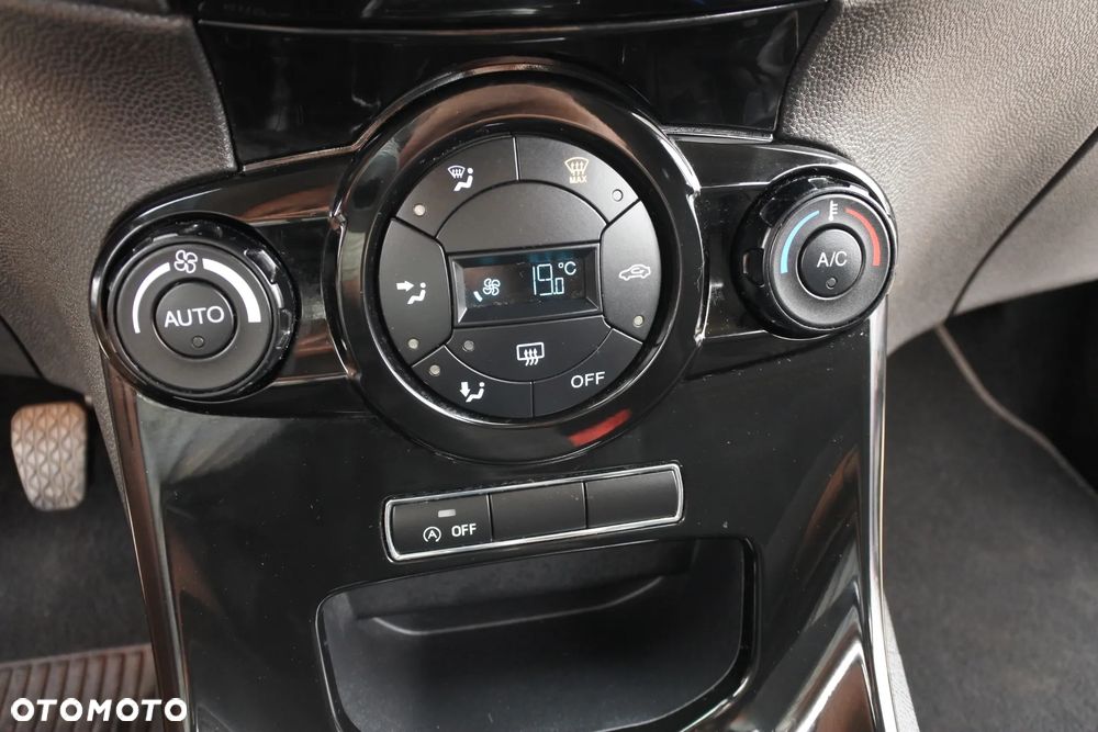 Ford Fiesta 1.0 EcoBoost S&S TITANIUM - 17