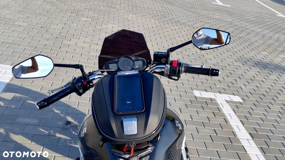 Suzuki GSR - 8