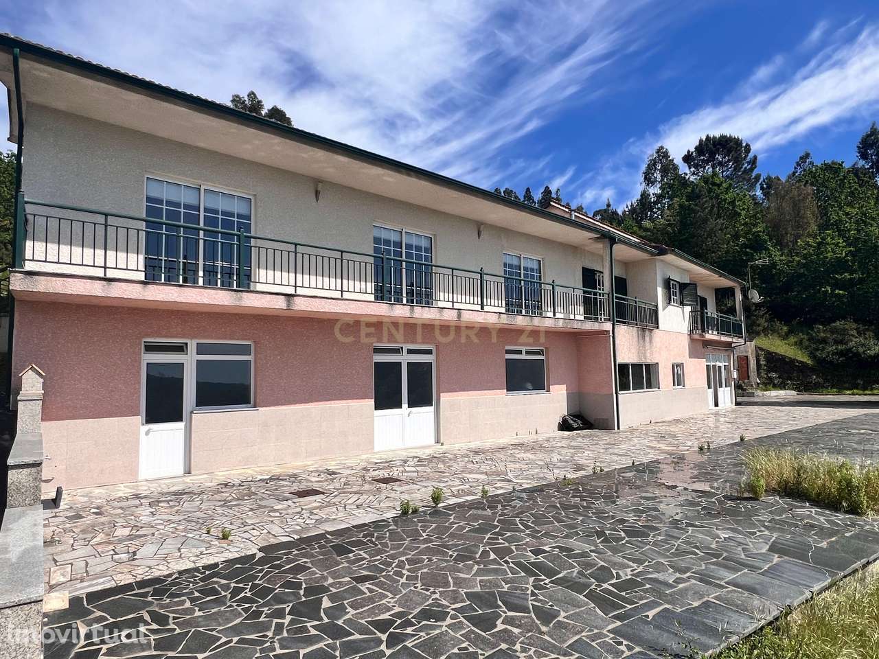Casa com 333m², contendo 5 quartos, uma loja no térreo, área externa e - Grande imagem: 2/30