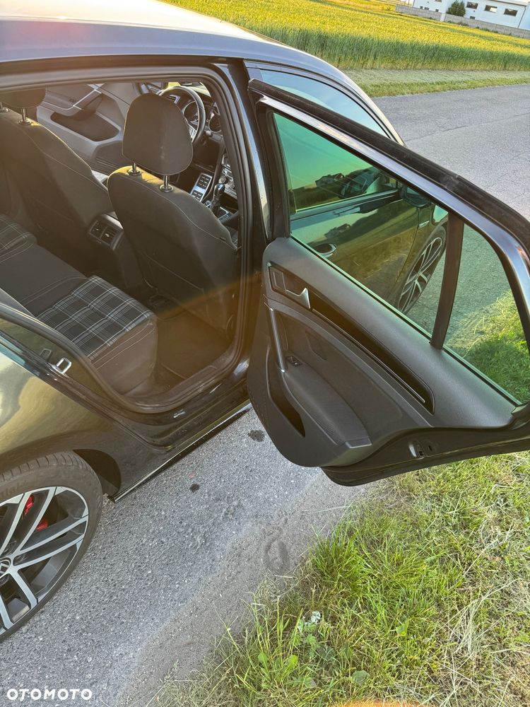 Volkswagen Golf - 11