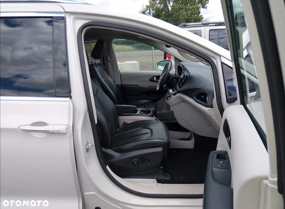 Chrysler Pacifica - 10