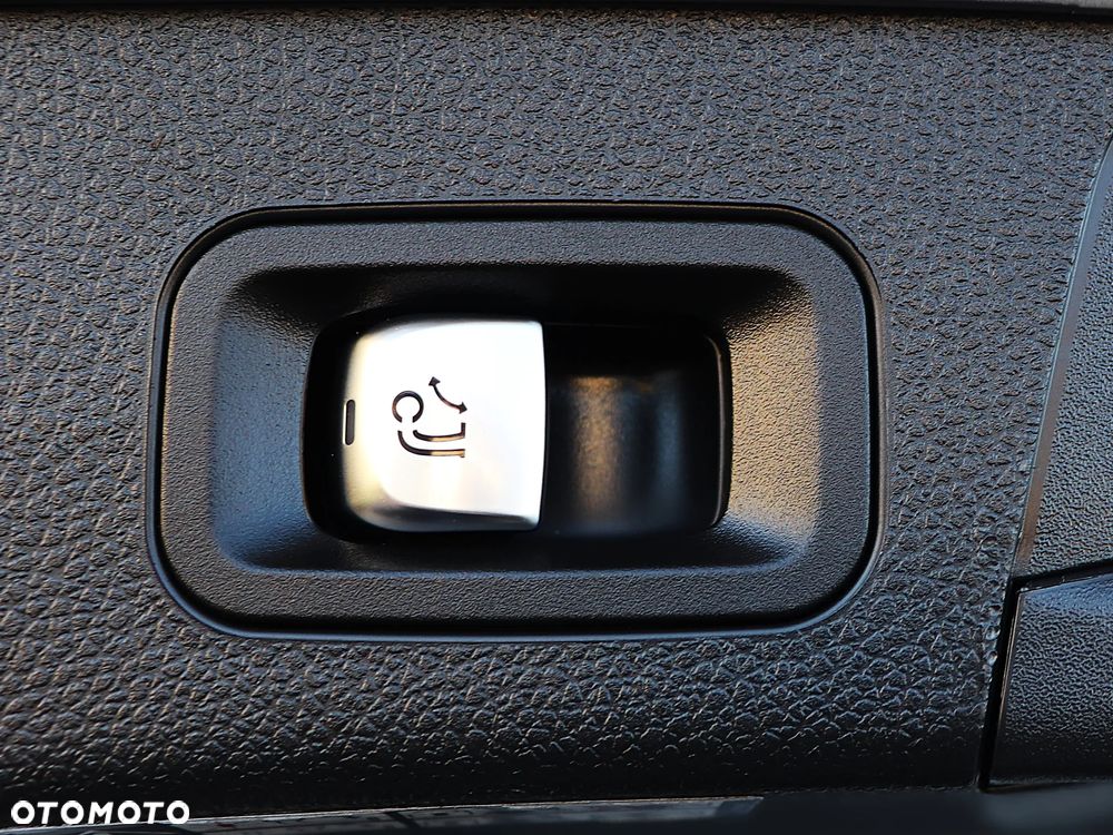 Mercedes-Benz Klasa C 220 d 4Matic T 9G-TRONIC AMG Line - 39