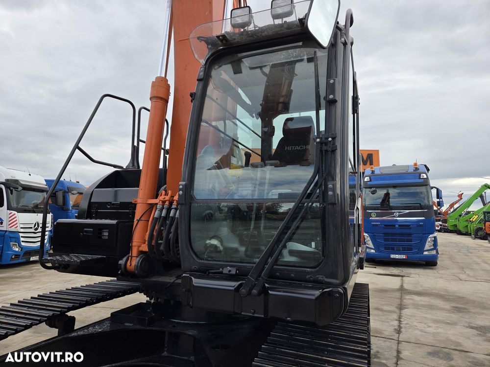 Hitachi ZX250-7, 27,6t, 2020, 6.815h, latime 2,99m, cupa NOUA 1,55mc, lant si papuci NOI, inst picon si inst rotire pe brate, camera spate, camere laterale, gresare automata, ad sapare 7m, ridica 15t, consum 13,1l/h, revizii facute, leasing 4ani-99.000 Eur+t - 15