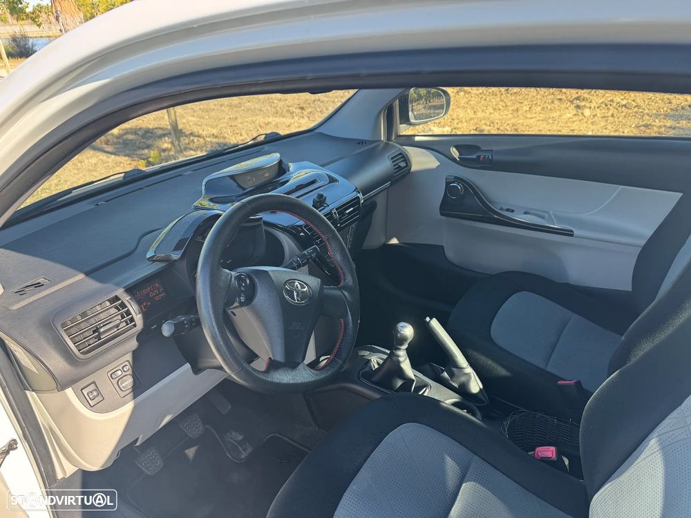 Toyota iQ - 16