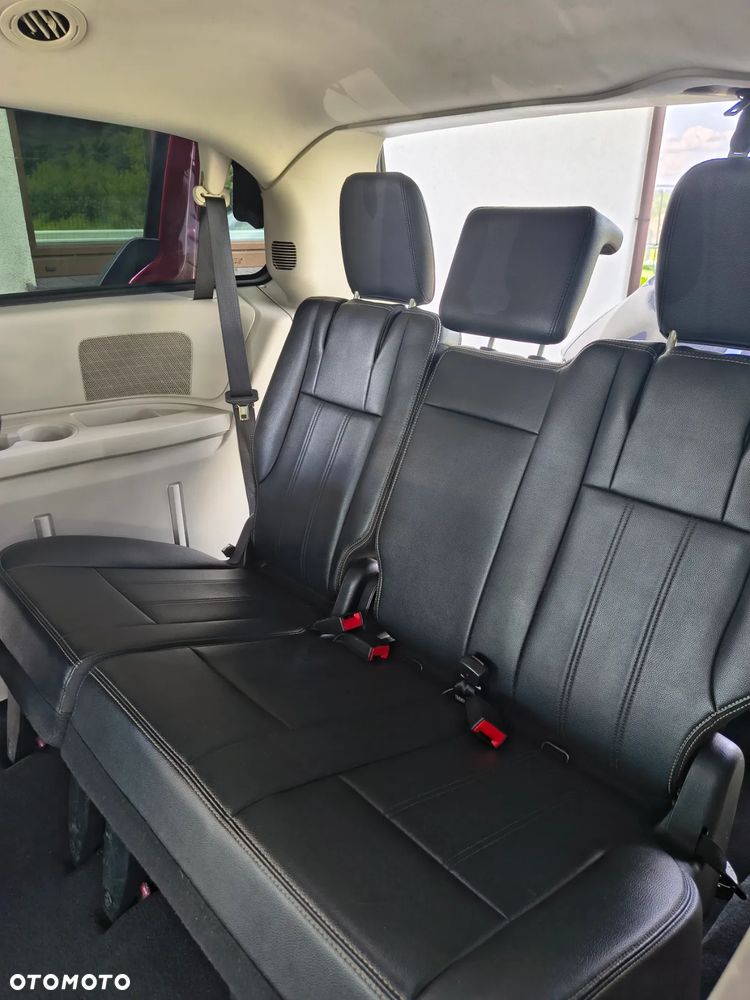 Chrysler Town & Country - 26