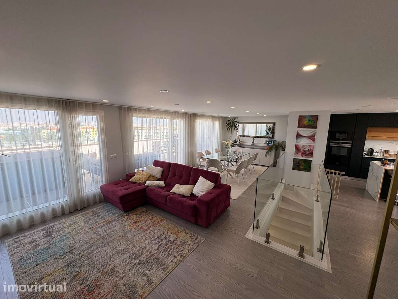 Apartamento de dois pisos com vista aberta e terraços privativos - Grande imagem: 2/21