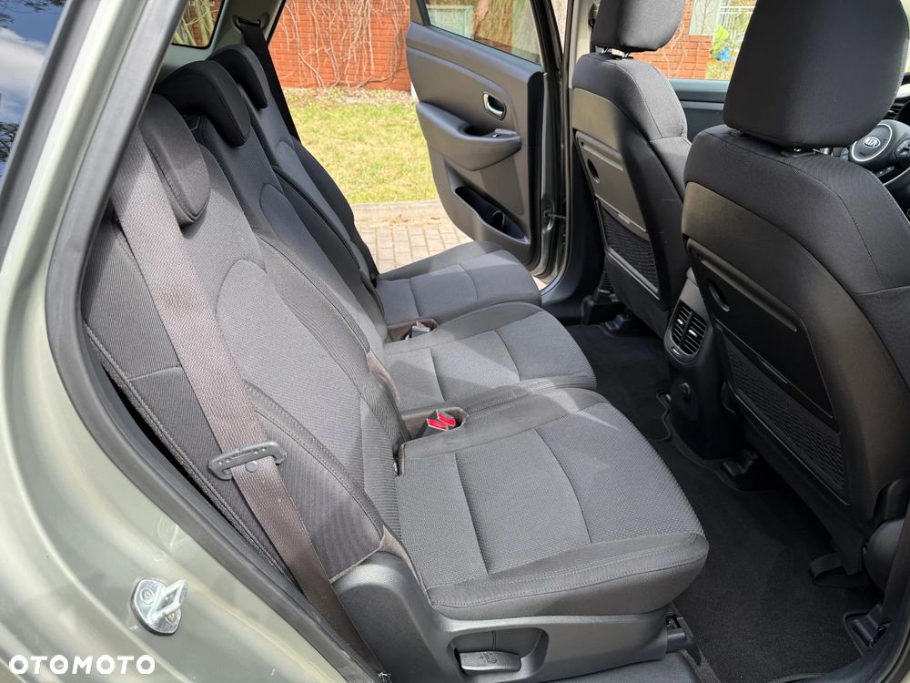 Kia Carens - 17