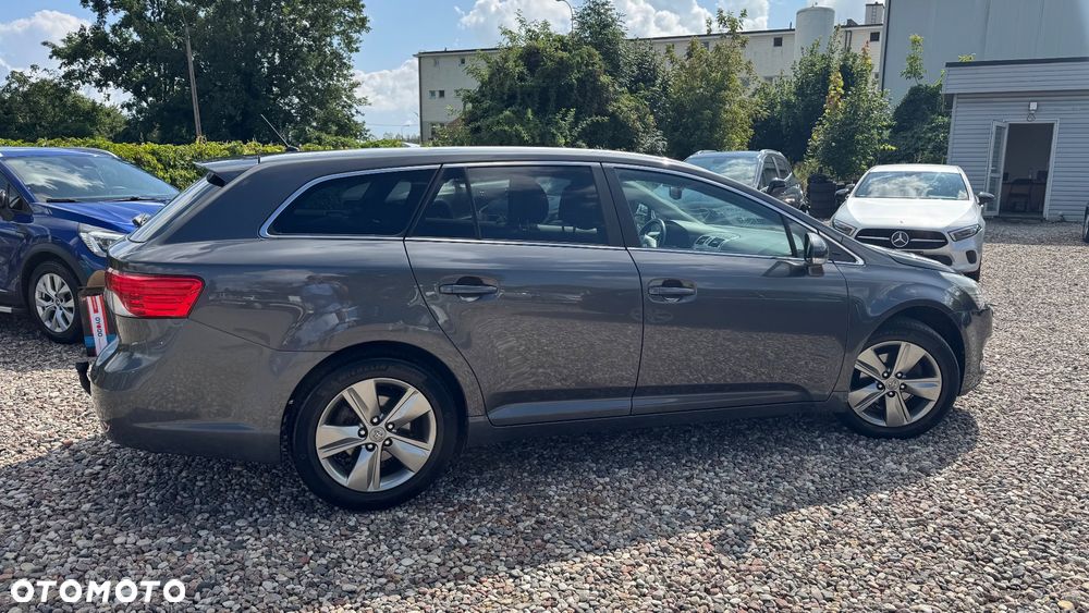 Toyota Avensis 1.8 Premium EU5 - 19