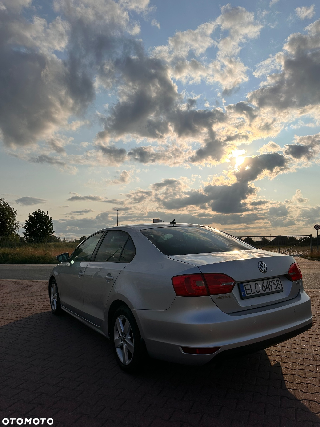 Volkswagen Jetta 1.6 TDI Highline - 12