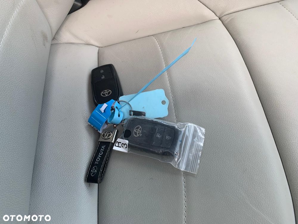 Toyota Yaris Hybrid 100 Selection Platinum - 34