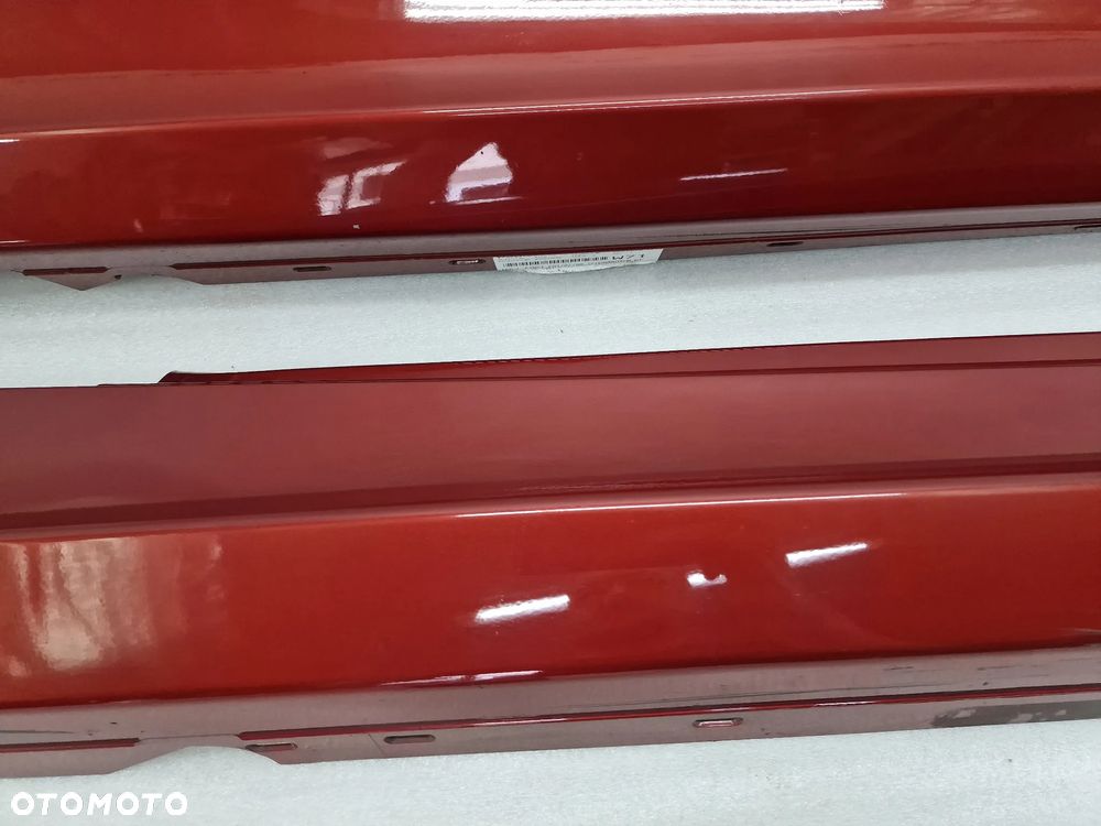 BMW E81 / E82 / E88 06- ŁADNA LEWA / PRAWA LISTWA PROGOWA / NAKŁADKA PROGU , KOLOR SEDONAROT , NR 51777183234 / 7183234 / 5177-7183233 / 7183233 , NR AUKCJI PR405 - 5