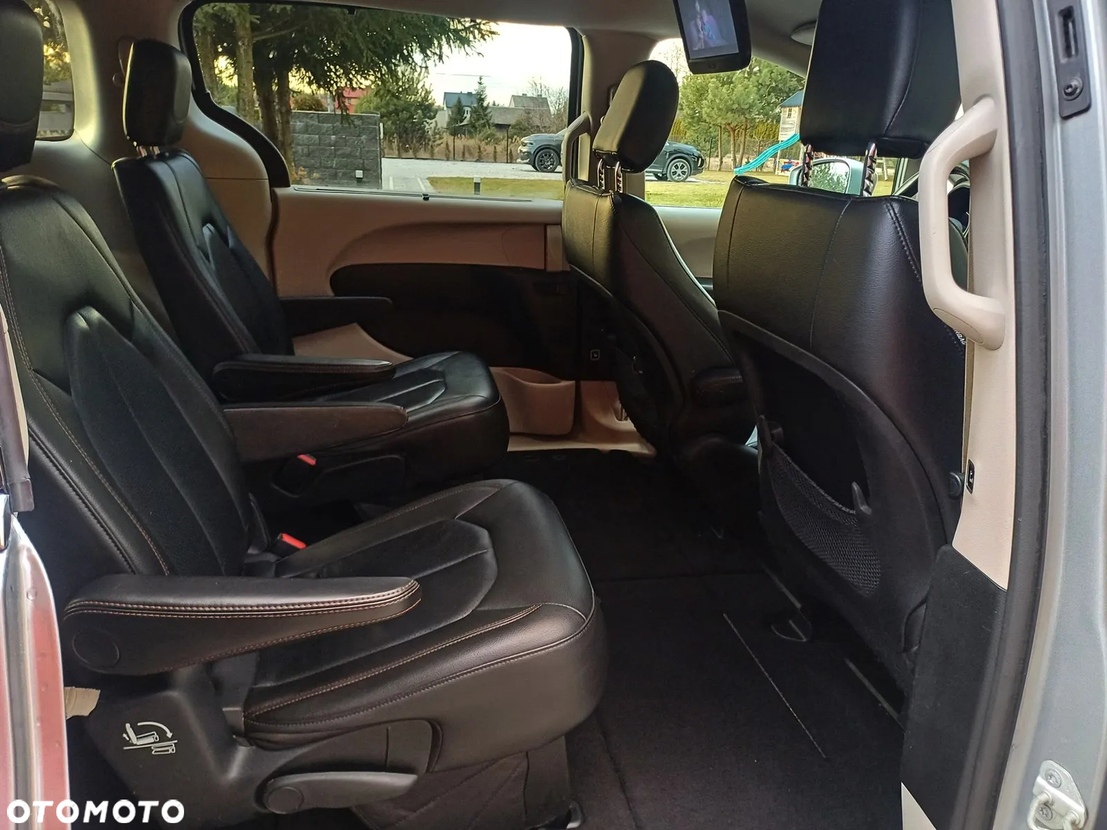 Chrysler Pacifica - 16