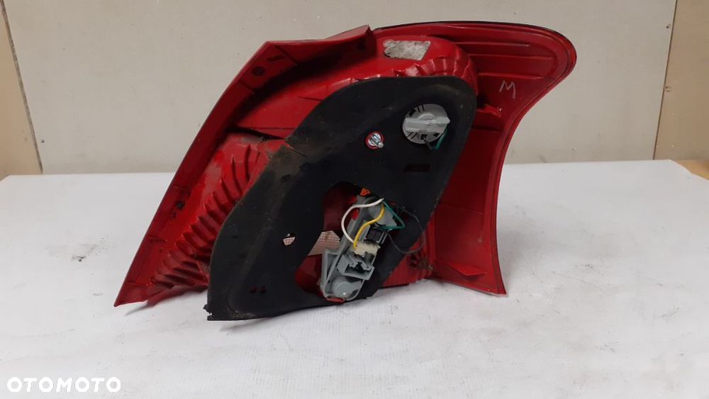 LAMPA TYL TYLNA LEWA TOYOTA YARIS P9 5D - 2