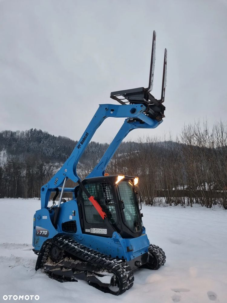 Bobcat T770 Ładowarka Gąsienicowa Udzwig 2,5 tony. Amerykańska potężna Ładowarka 2021rok  654mth z Norwegii! KLIMA! Potężna Moc silnik Turbodoładowany bobcat 100km! Widły łyżka. Linie Hydrauliczne dodatkowe. Aktualna DEKRA 2026r. Podzespoły gąsienice zero zużycia! Cała maszyna sterowana z dżojstika! - 35