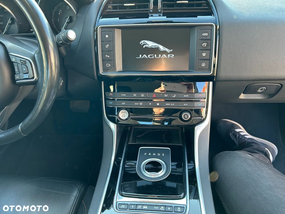 Jaguar XE 2.0 D Portfolio - 24