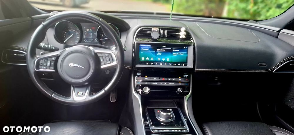 Jaguar XE 2.0 T R-Sport - 6