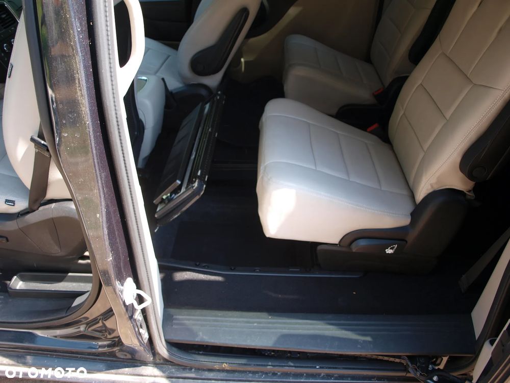 Dodge Caravan - 16