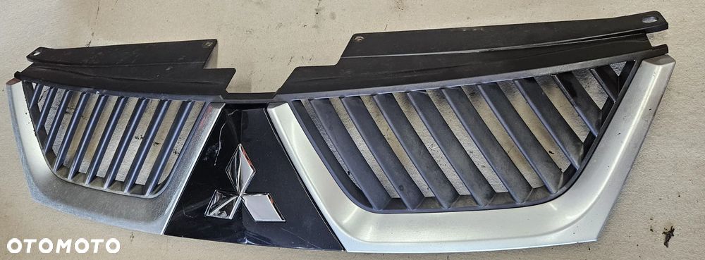 Mitsubishi Outlander II 2 grill atrapa - 1