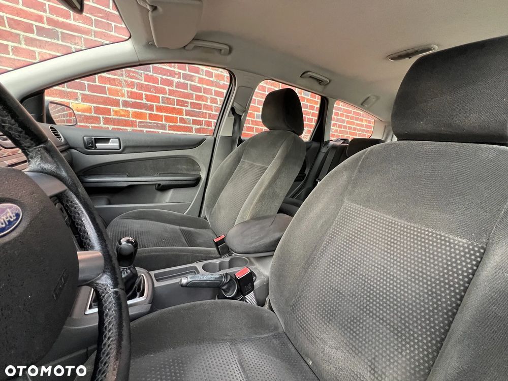 Ford Focus 2.0 Ghia - 13