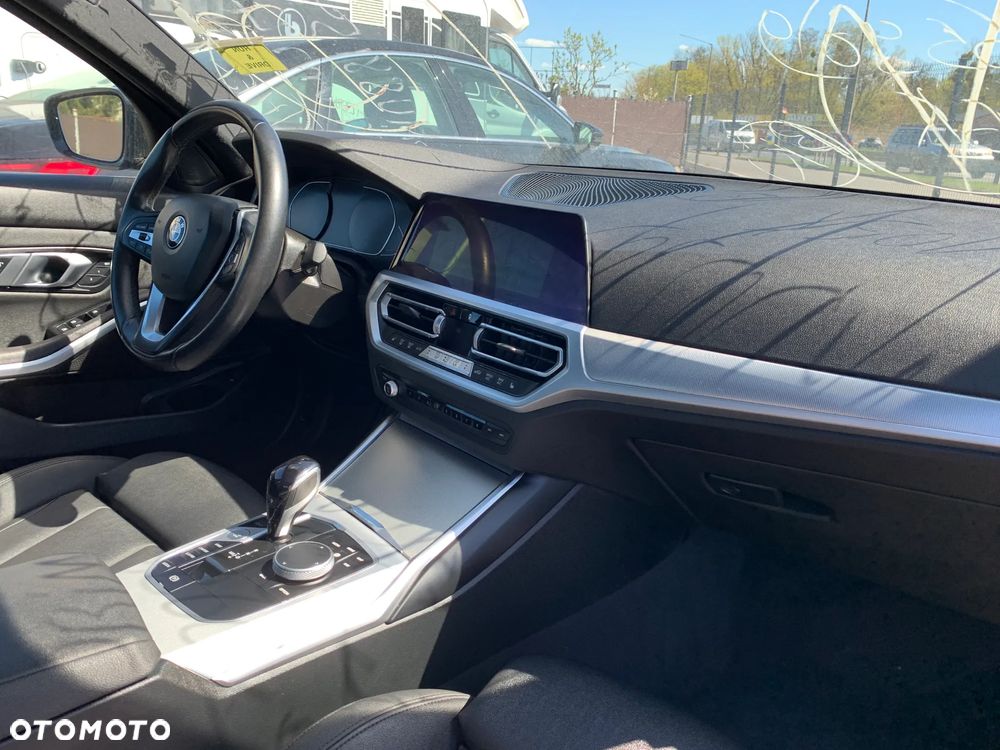 BMW Seria 3 330i xDrive - 14
