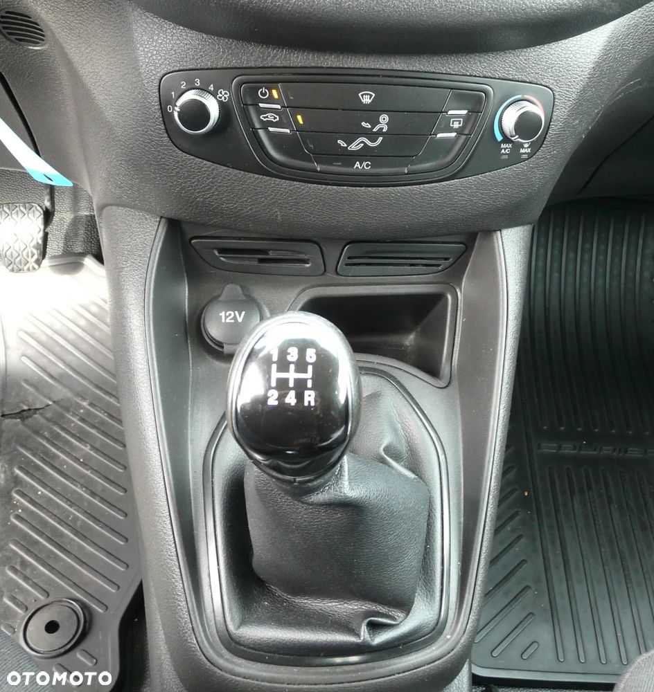 Ford Transit Courier - 12