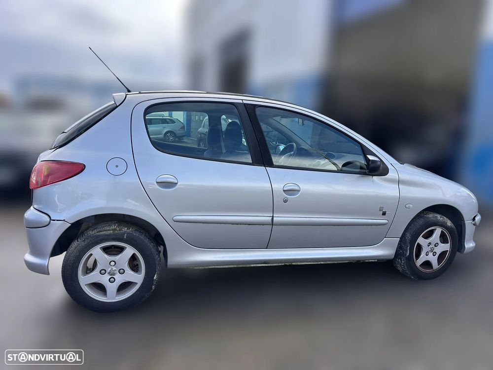 PEUGEOT 206 Hatchback (2AC) 1.4 16V Gasolina 88 cv  65 kW 2003 - 2008 KFU (ET3J4) para peças - 4