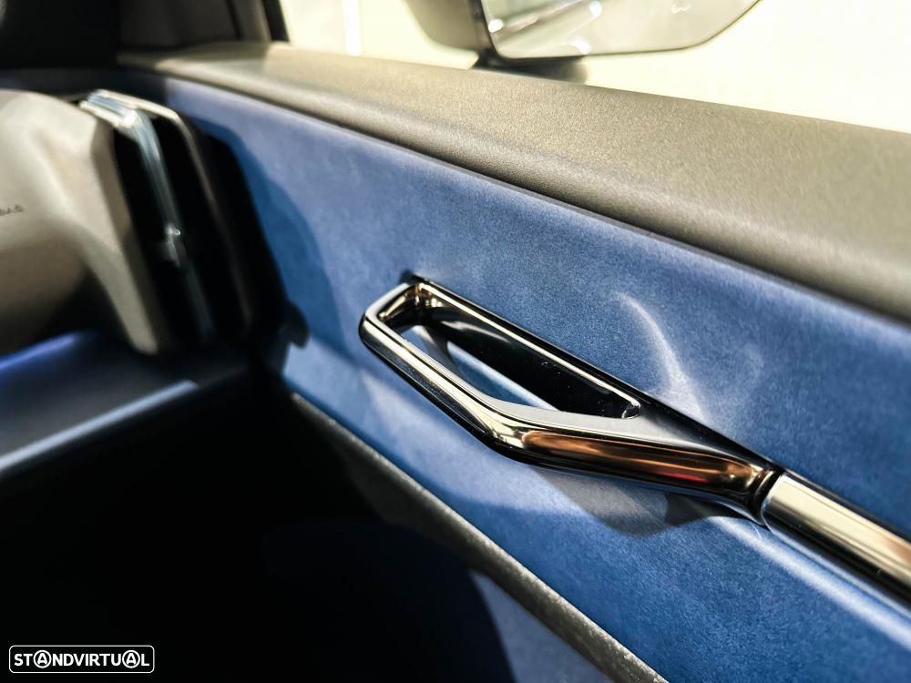 Volvo EX30 Single Motor Extended Range RWD Plus - 32