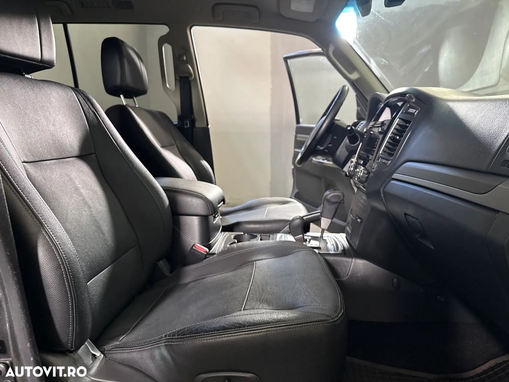 Mitsubishi Pajero - 12