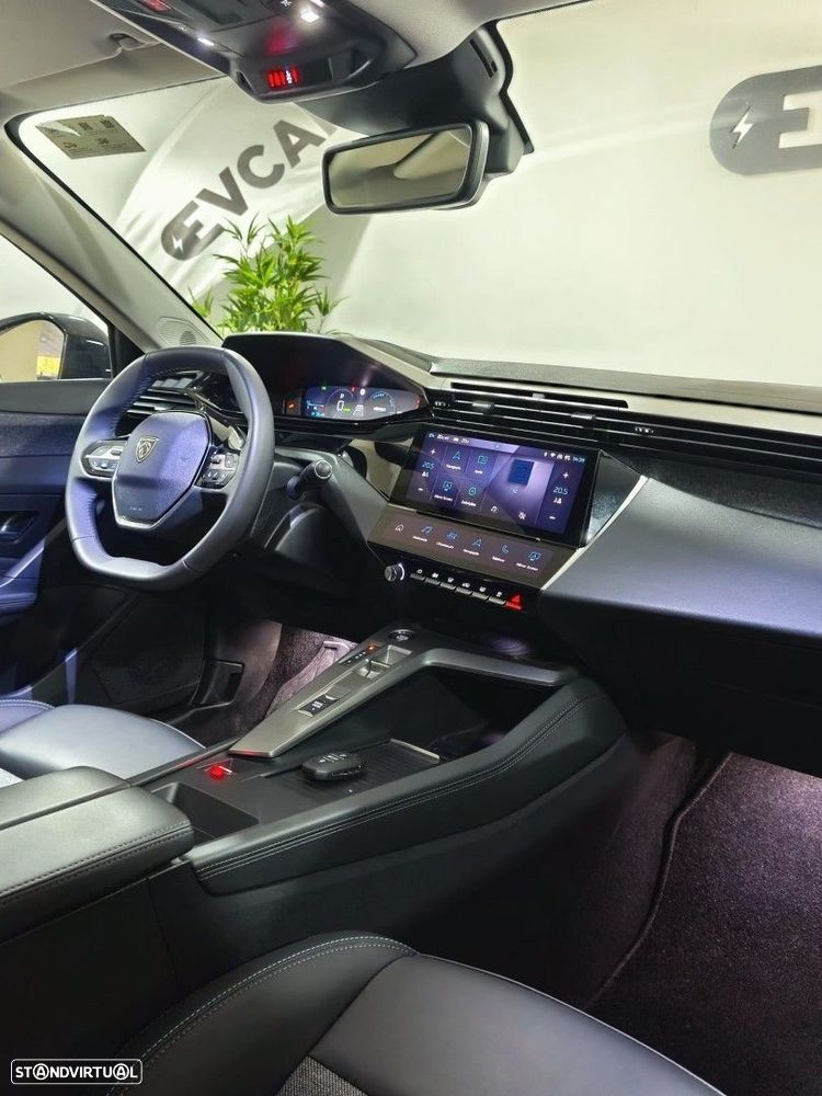 Peugeot 408 Plug-In Hybrid 180 e-EAT8 Allure - 12