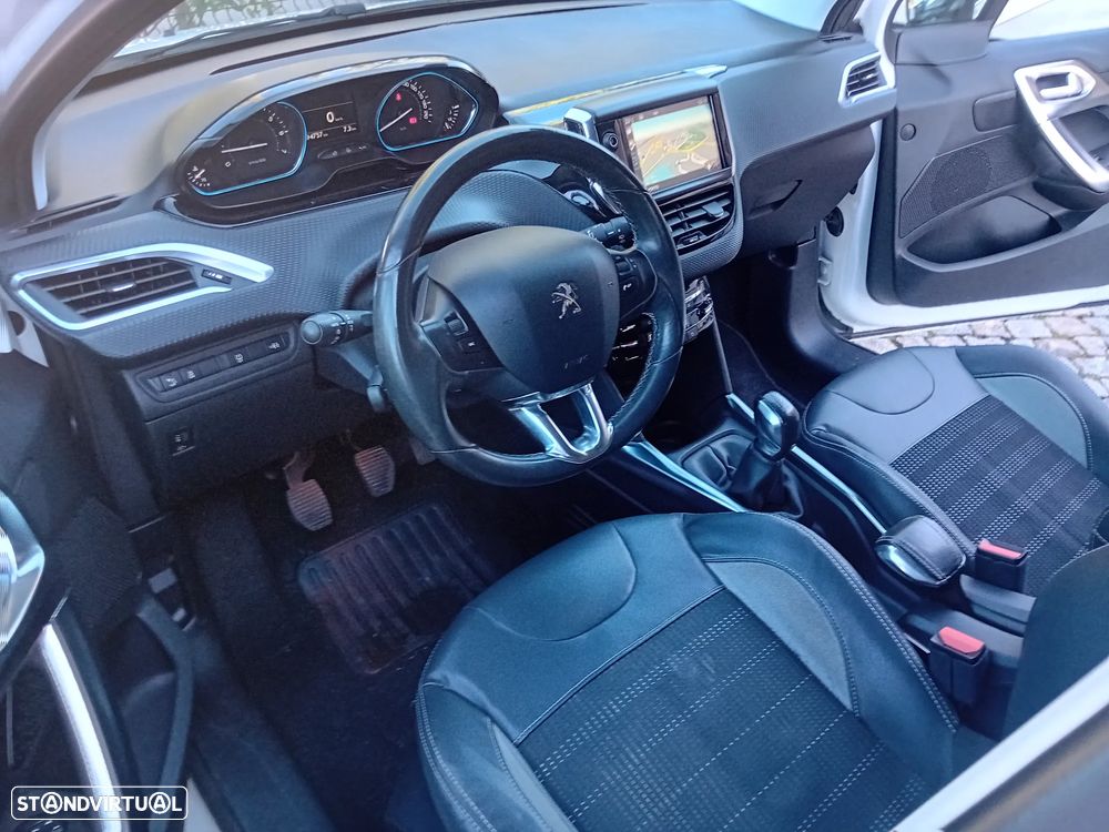 Peugeot 2008 1.2 PureTech Allure - 32