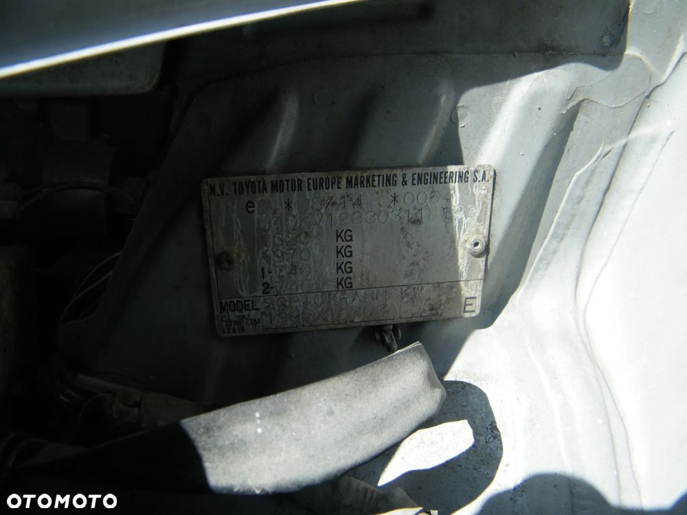 Toyota Yaris I (99-03r.) 1.0 B 68KM. Silnik 1SZ-FE Skrzynia MTM 5F lakier 199. Cały na części. GWARANCJA !!!  Przód Tył Zestaw Komplet Drzwi Klapa Zderzak Błotnik Maska Grill Atrapa Szyba Pas Lampa Lusterko Boczki Fotel Kanapa Kokpit Deska Rozdzielcza Przełącznik Włącznik Sterownik Przewody Wiązka Instalacja Moduł Komputer Czujnik Listwa Pompa Alternator Wtryski Głowica Rozrusznik Kompresor Sprzęgło Dwumas Silnik Skrzynia ABS Klimatyzacji Paliwa Wspomagania Kolektor Turbina Przepustnica Zawór Chłodnica Koło Hak Belka Sanki Zawieszenie Mcpherson Półoś Amortyzator Wydech Tłumik Zacisk Most - 13