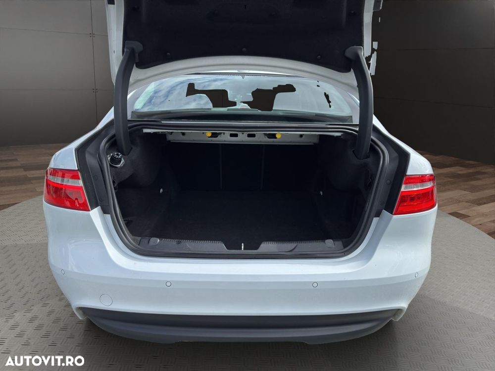Jaguar XE - 18