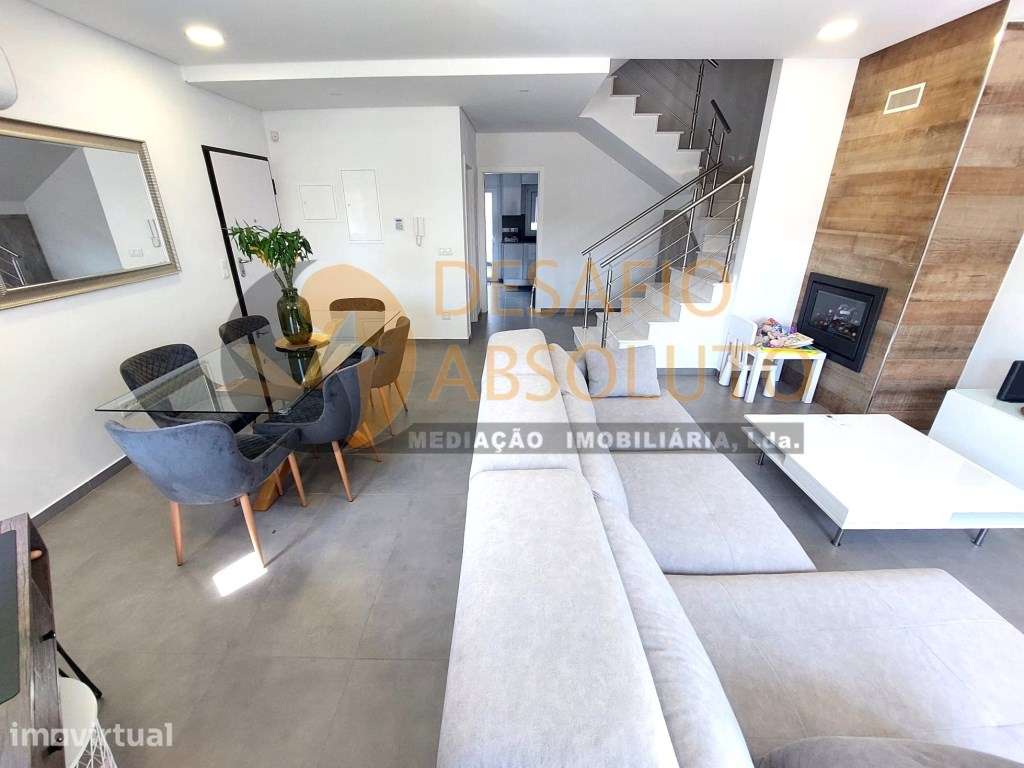 Moradia Geminada Triplex T3 c/ Garagem - Quinta do Conde - Grande imagem: 4/41