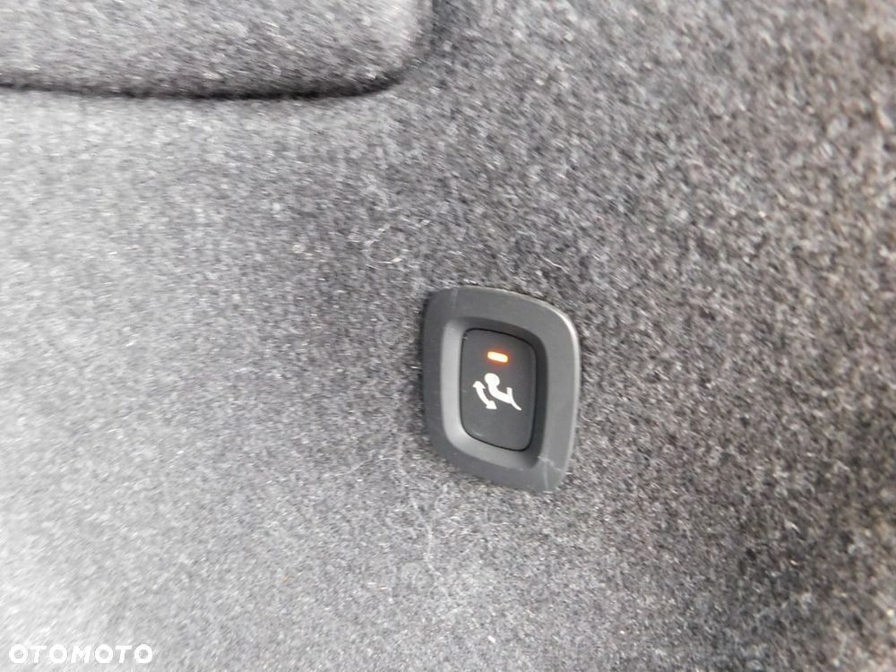 Volvo XC 40 B3 B DKG Plus Black Edition - 24