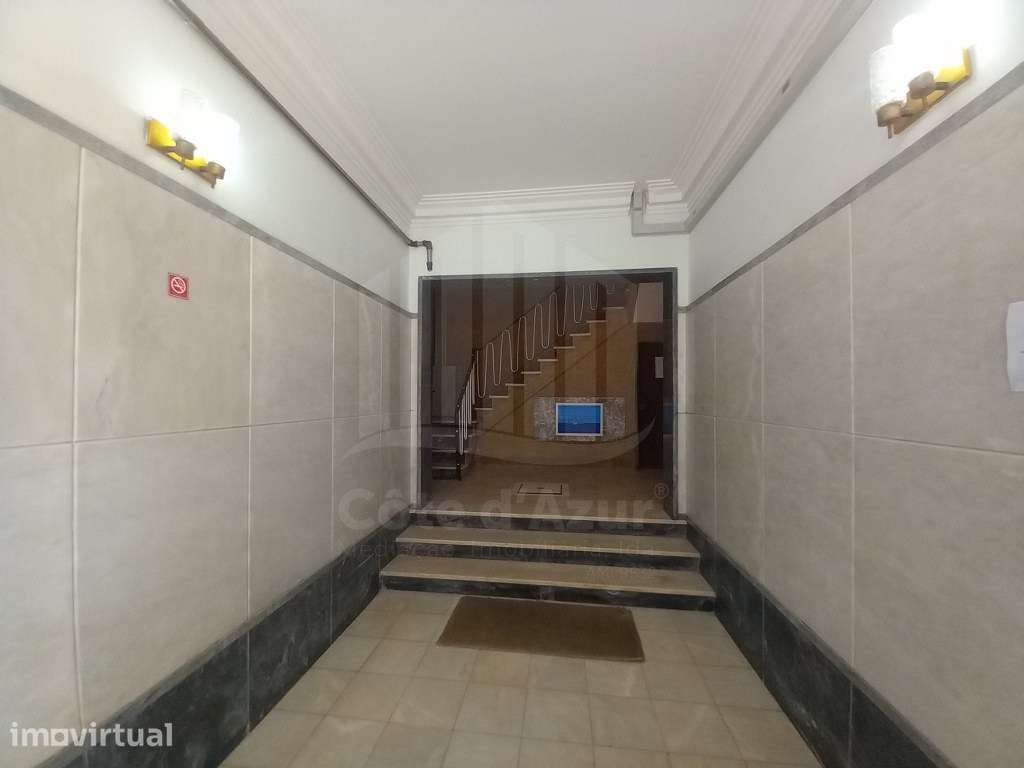 Excelente Apartamento T4 localizado junto à Base Naval do Alfeite - Grande imagem: 3/40